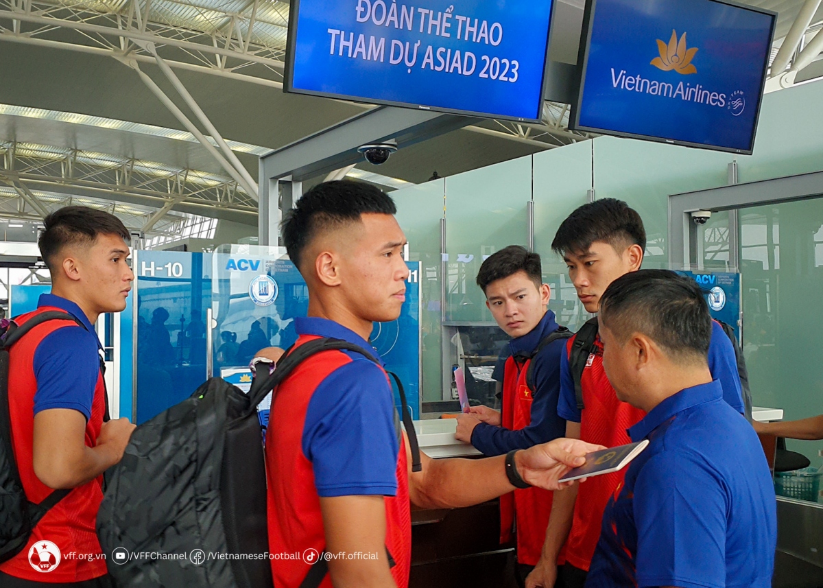 Vietnamese Olympic team fly to China ahead of ASIAD